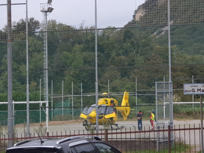 Cade dopo un malore: ciclista in codice rosso