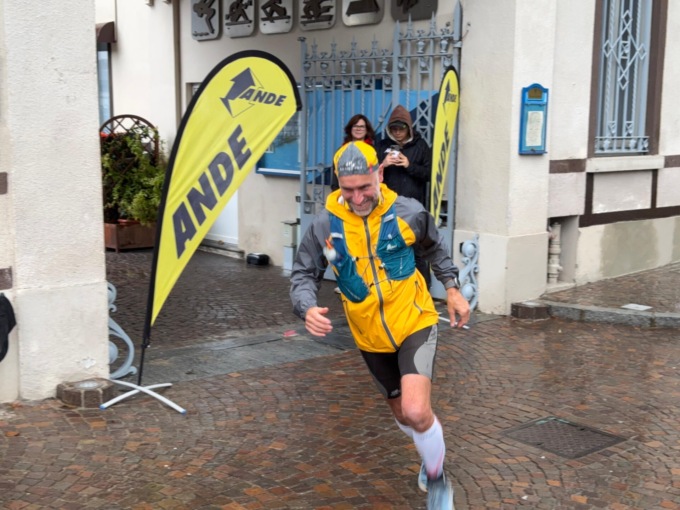 Lecco-Pisa, l’ultramaratoneta Roberto Crippa è partito questa mattina dalla Canottieri