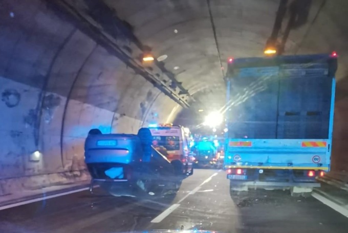 Incidente nella galleria Dorio, auto ribaltata