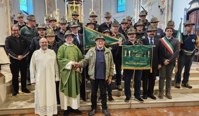 Grande festa a Olginate per i 90 anni del gruppo Alpini: “Grazie per il vostro aiuto silenzioso e prezioso”