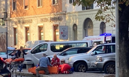 Lecco, 34enne cade in piazza Manzoni. Soccorsa in codice giallo