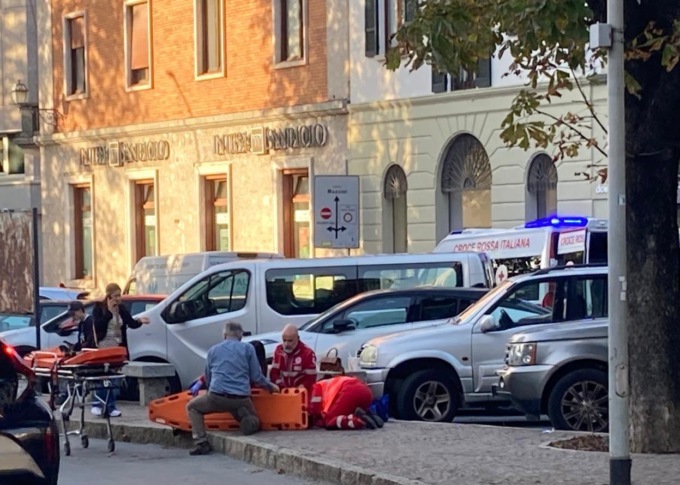 Lecco, 34enne cade in piazza Manzoni. Soccorsa in codice giallo