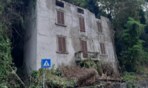 Crolla il tetto dell'edificio comunale di via Valsassina,   transennata l'area