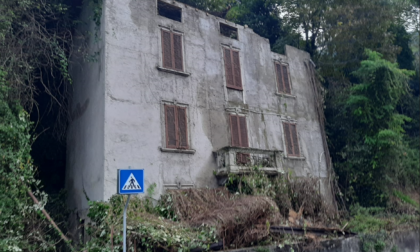 Crolla il tetto dell'edificio comunale di via Valsassina,   transennata l'area