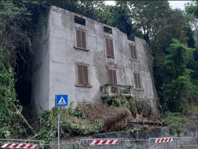 Crolla il tetto dell’edificio comunale di via Valsassina,   transennata l’area