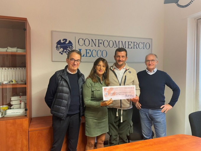 Confcommercio Lecco Zona Valle San Martino, nuova donazione al Nespolo grazie allo spettacolo dei Legnanesi