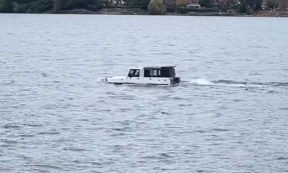 Auto nel lago? Stupore per il mezzo anfibio