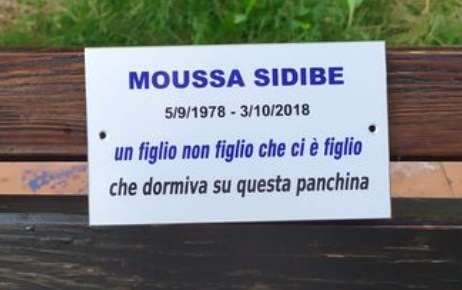 Divelta la targa in memoria di Moussa Sidibe, Cambia Calolzio: “Atto deplorevole”