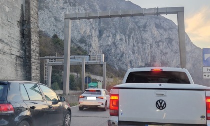 Statale 36: camion perde il carico, chiusa la Galleria San Martino verso sud