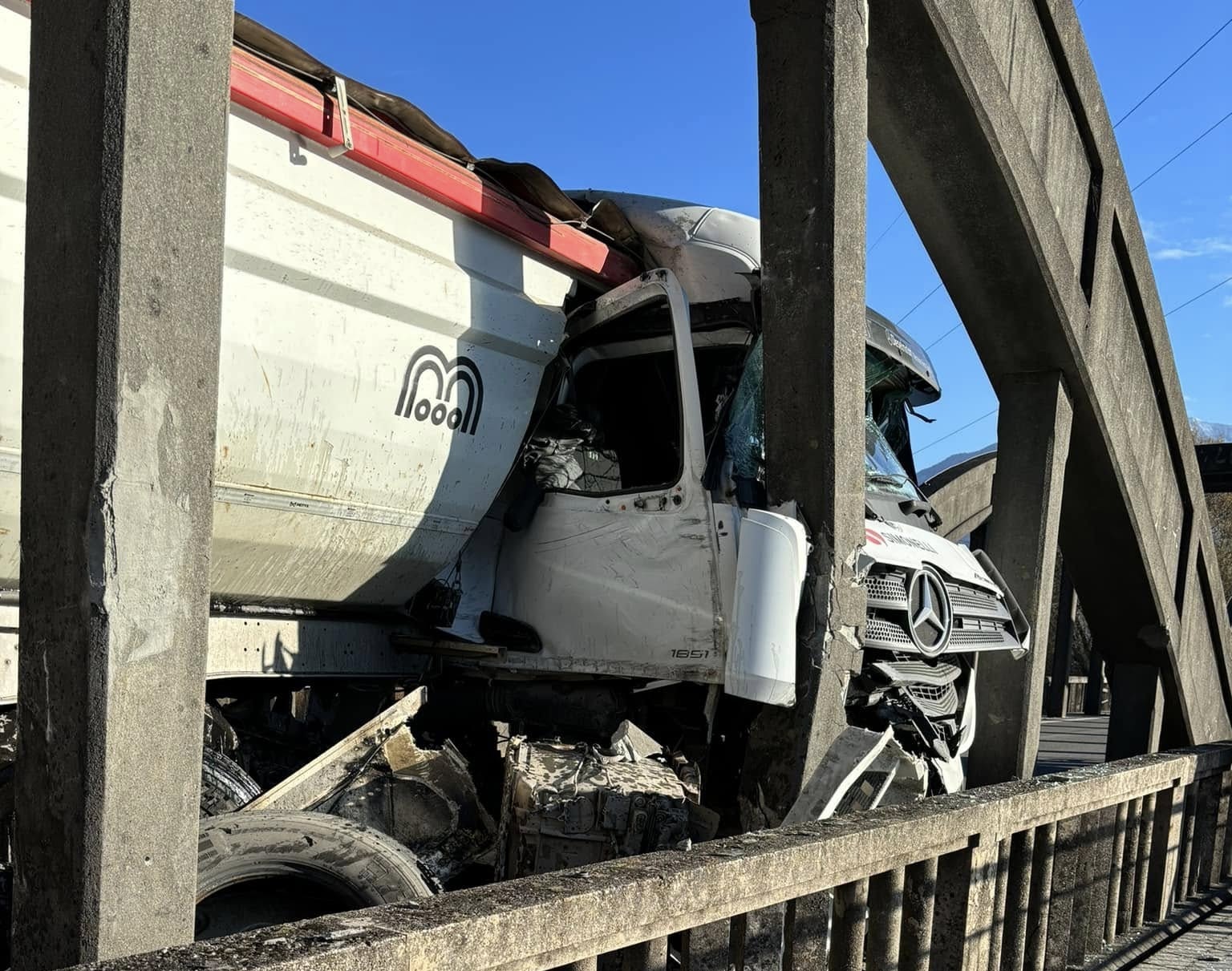 Alto lago: camion si schianta sul Ponte del Passo, strada chiusa