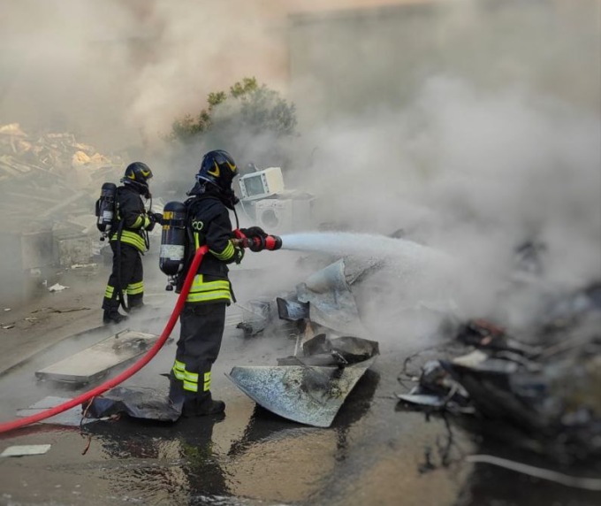 Incendio in ditta ad Annone, Arpa assicura: “Nessuna contaminazione ambientale”
