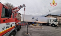 Camion bloccato alla rotonda: maxi gru dei pompieri per liberare la strada