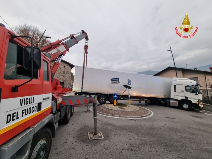 Camion bloccato alla rotonda: maxi gru dei pompieri per liberare la strada