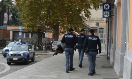 Polizia in centro Lecco, eppure ancora violenza davanti al Comune