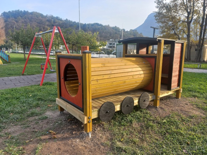 Valmadrera, installato il gioco “locomotiva” in memoria della piccola Annapia