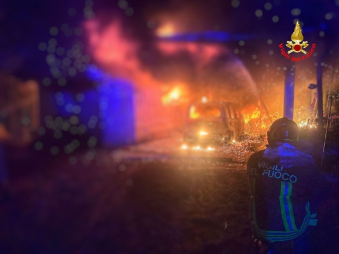 Incendio in Val Dell’Oro, Vigili del fuoco al lavoro