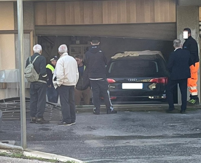 Galbiate: perde il controllo dell’auto e sfonda la saracinesca del negozio