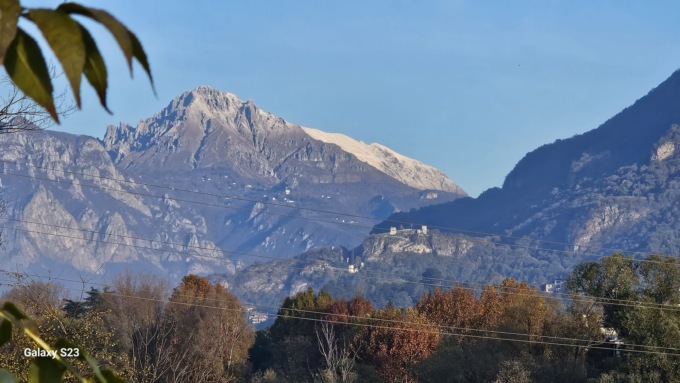 Prima neve sulle montagne lecchesi. E domani fiocchi a bassa quota