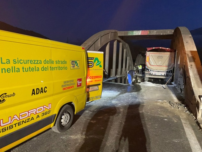 Camion si schianta sul Ponte del Passo: STANOTTE NON RIAPRE