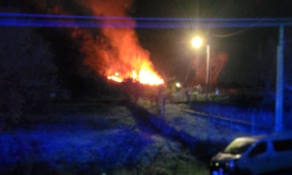 Un altro incendio in piazza Rossé, a Valmadrera: in fiamme un deposito utensili