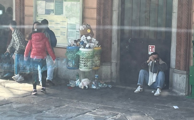 Stazione di Varenna, la denuncia: “Bagni allagati di urina e cestini stracolmi”