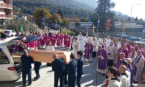 Chiesa gremita per l'ultimo saluto a monsignor Ambrogio Balatti: "Il martirio di suor Laura lo ha accompagnato per tutta la vita"