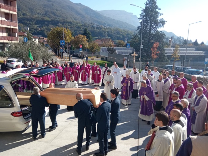 Chiesa gremita per l’ultimo saluto a monsignor Ambrogio Balatti: “Il martirio di suor Laura lo ha accompagnato per tutta la vita”