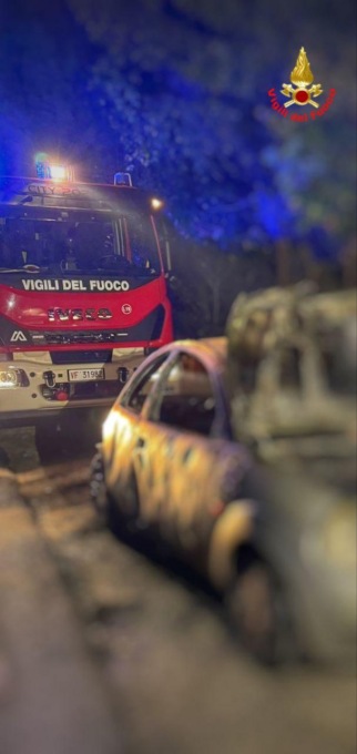 Valmadrera: auto in fiamme, l’intervento dei Vigili del fuoco