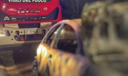 Valmadrera: auto in fiamme, l'intervento dei Vigili del fuoco