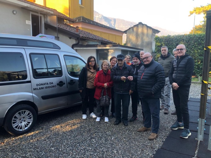 L’Auser di Mandello riceve in dono l’auto di Isidoro Milani