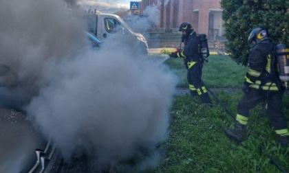 Auto in fiamme a Bosisio Parini, intervento dei Vigili del fuoco