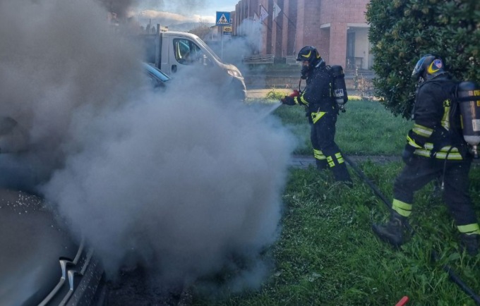 Auto in fiamme a Bosisio Parini, intervento dei Vigili del fuoco