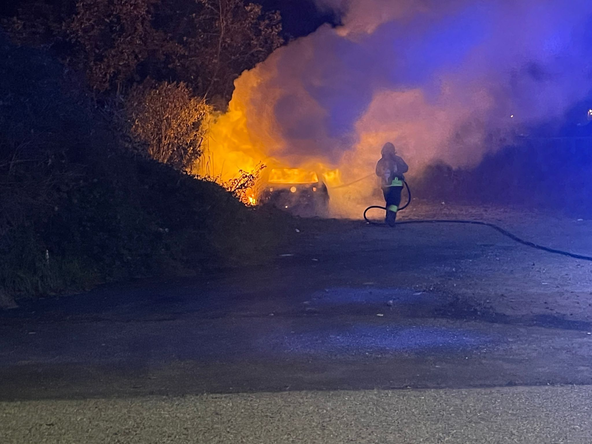 Brucia un'auto abbandonata