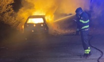 Brucia un'auto abbandonata nella notte, Vigili del fuoco in azione