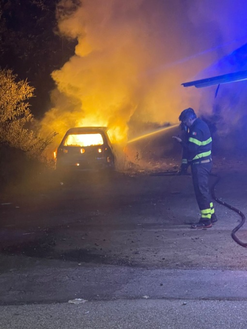 Brucia un’auto abbandonata nella notte, Vigili del fuoco in azione