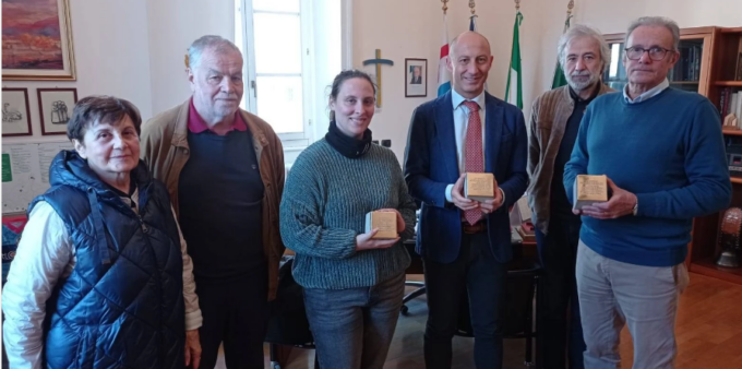 Lecco, Aned consegna al Comune e all’Anpi tre pietre d’inciampo