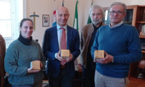 Lecco, Aned consegna al Comune e all'Anpi tre pietre d'inciampo