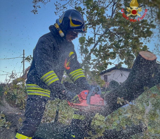 Vento forte, interventi dei Vigili del fuoco. E domani “spruzzata” di neve