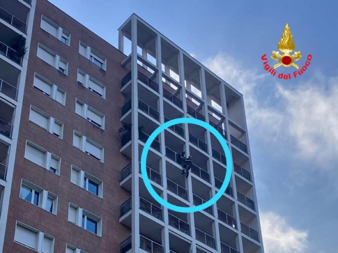 Lecco: persona soccorsa al decimo piano di un palazzo