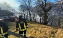 Forte vento: bruciano i boschi sopra il Lago. Chiusa la Sp 72