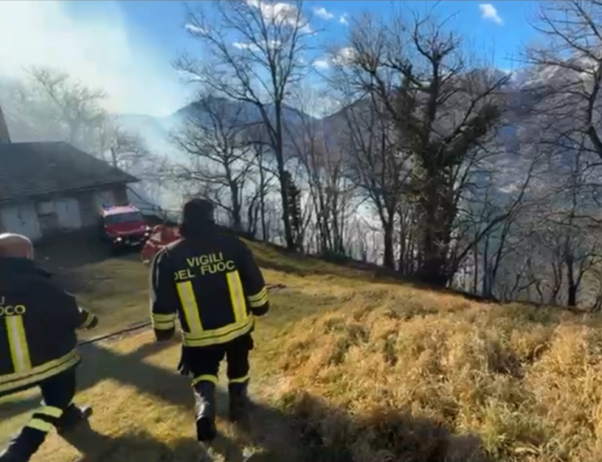 Forte vento: bruciano i boschi sopra il Lago. Chiusa la Sp 72