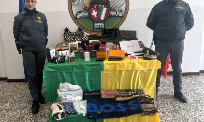 Prada, Gucci, Louis Vuitton… ma era tutto falso, denunciata comasca
