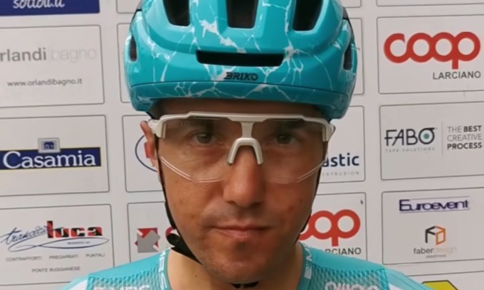 Viaggiavano affiancati: multati ciclisti professionisti