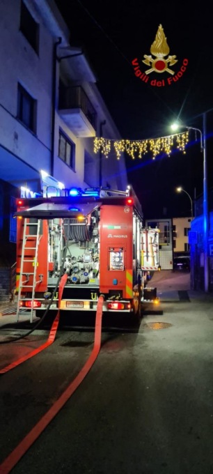 Ballabio: a fuoco un tetto, intervento dei Vigili del fuoco