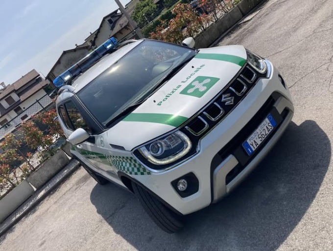 Investe un cane e scappa: beccato e multato