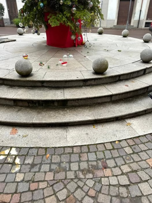 Vandali distruggono gli addobbi natalizi