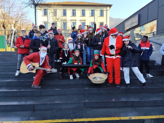 A Calolziocorte è già Natale coi ragazzi della scuola media Manzoni