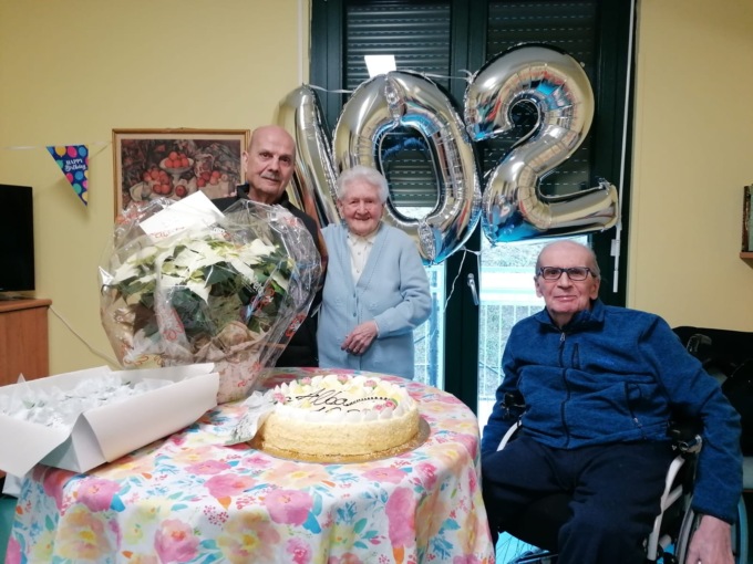 Festa a Lecco per i 102 anni di Alba Rossi