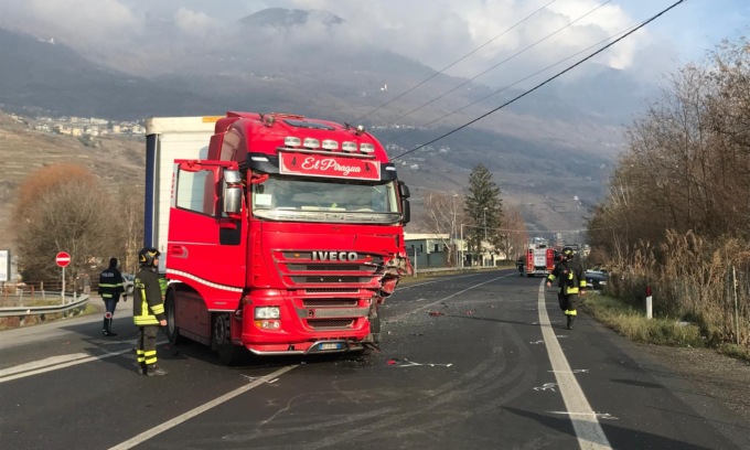 Frontale auto tir: muore giovane sulla Tangenziale di Sondrio