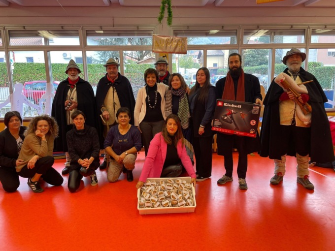 Santa Lucia, doni ai bimbi e alla scuola